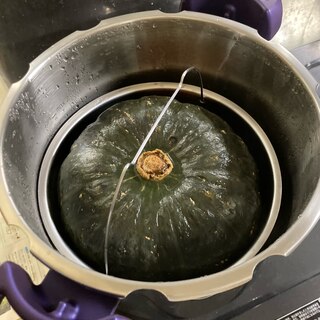 かぼちゃを1個丸ごと圧力鍋で蒸す方法